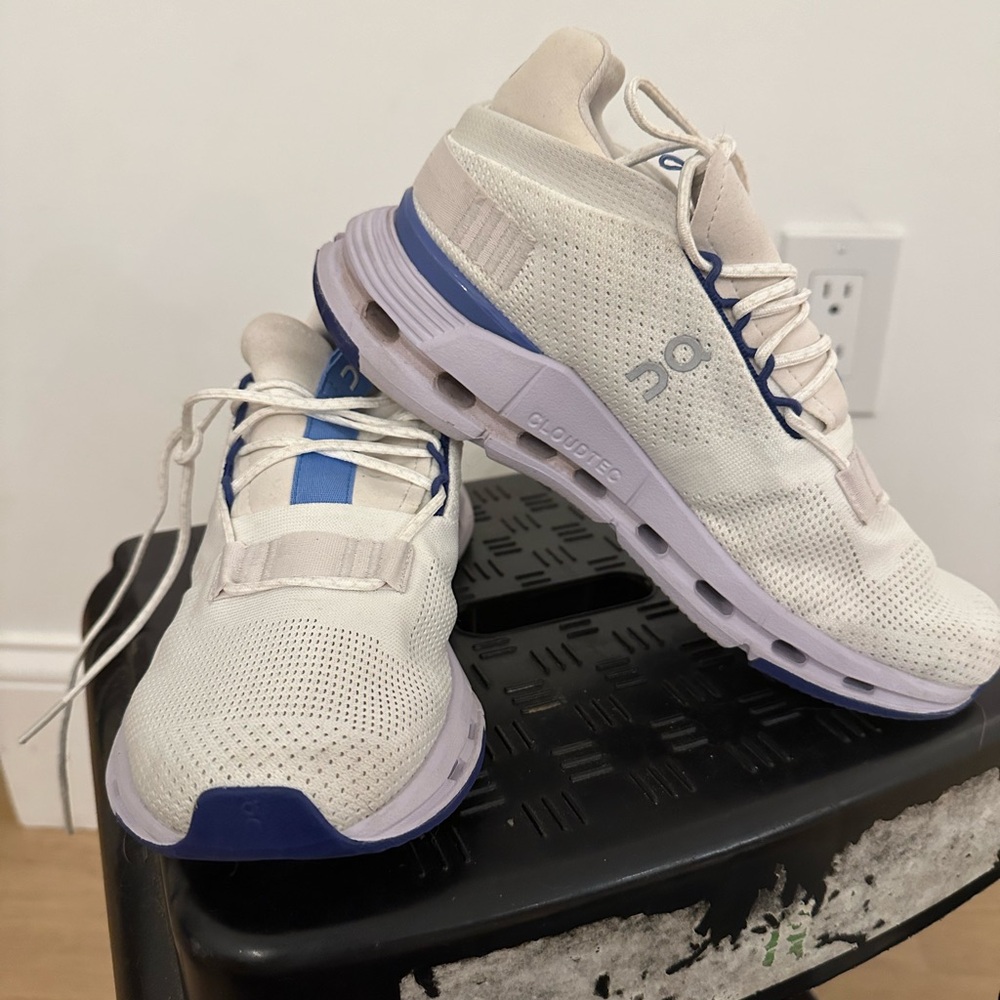 On cloud sneakers sz 7